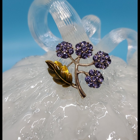 Fashion Jewelry Jewelry - 🚨🚨3/$25 SALE•Fashion Jewelry•Goldtone purple rhinestone•Floral brooch